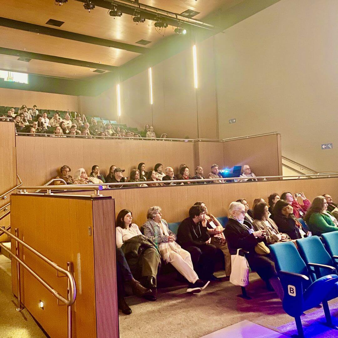 Público acompanhando as palestras do I Simpósio Saúde, Espiritualidade e Homeopatia nas poltronas do Teatro Santa Cruz.