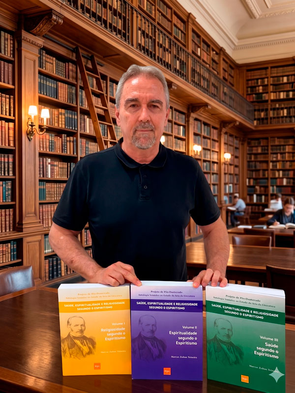 Dr. Marcus Zulian mostra a capa dos três volumes impressos da coleção Saúde, Espiritualidade e Religiosidade segundo o Espiritismo